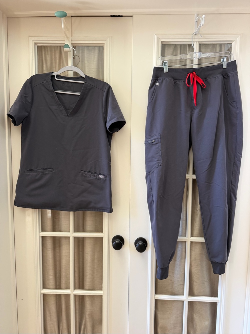 SMALL Top/MEDIUM Joggers Dark Grey Women’s Figs Scrub Set EUC